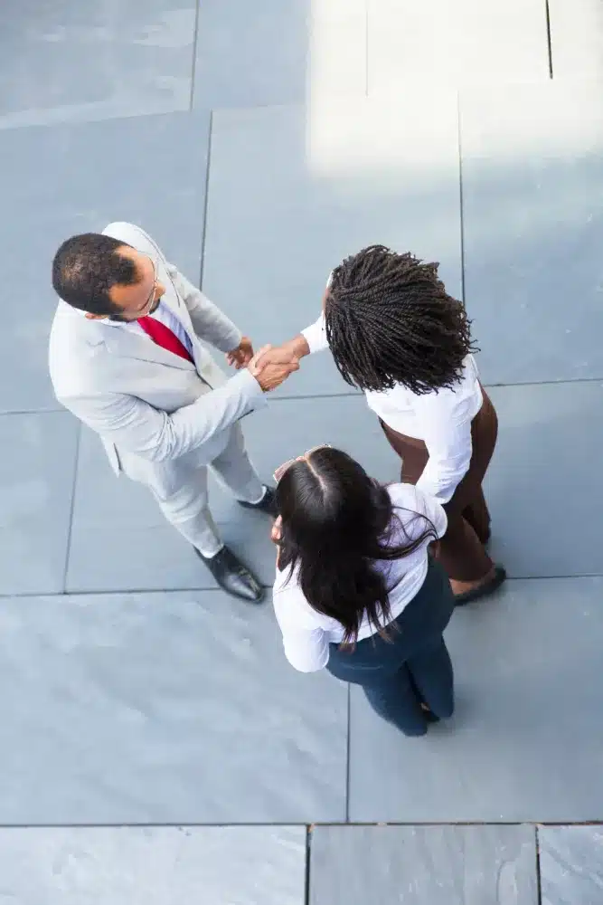 investisseurs qui regarde la certificat de dommages ouvrage